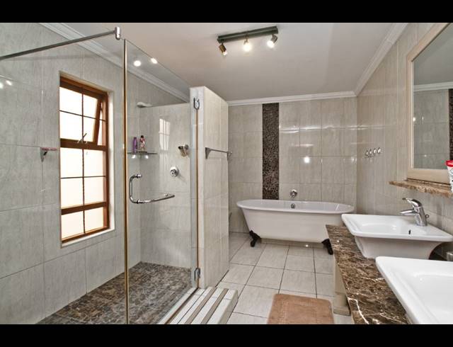 4 BEDROOM HOUSE FOR SALE IN KHYBER ROCK